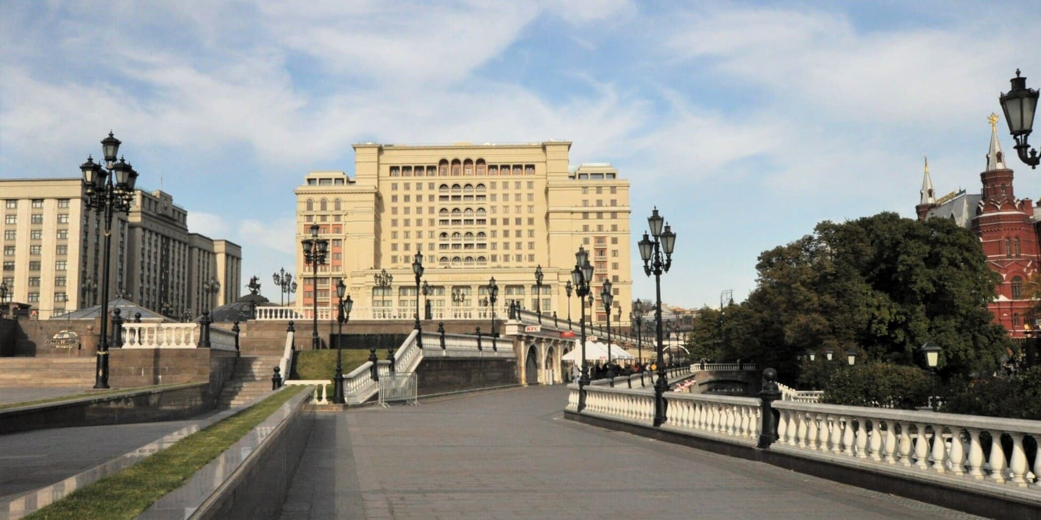 Фото 4. Вид на бизнес-центр Москва со стороны Манежной площади.
